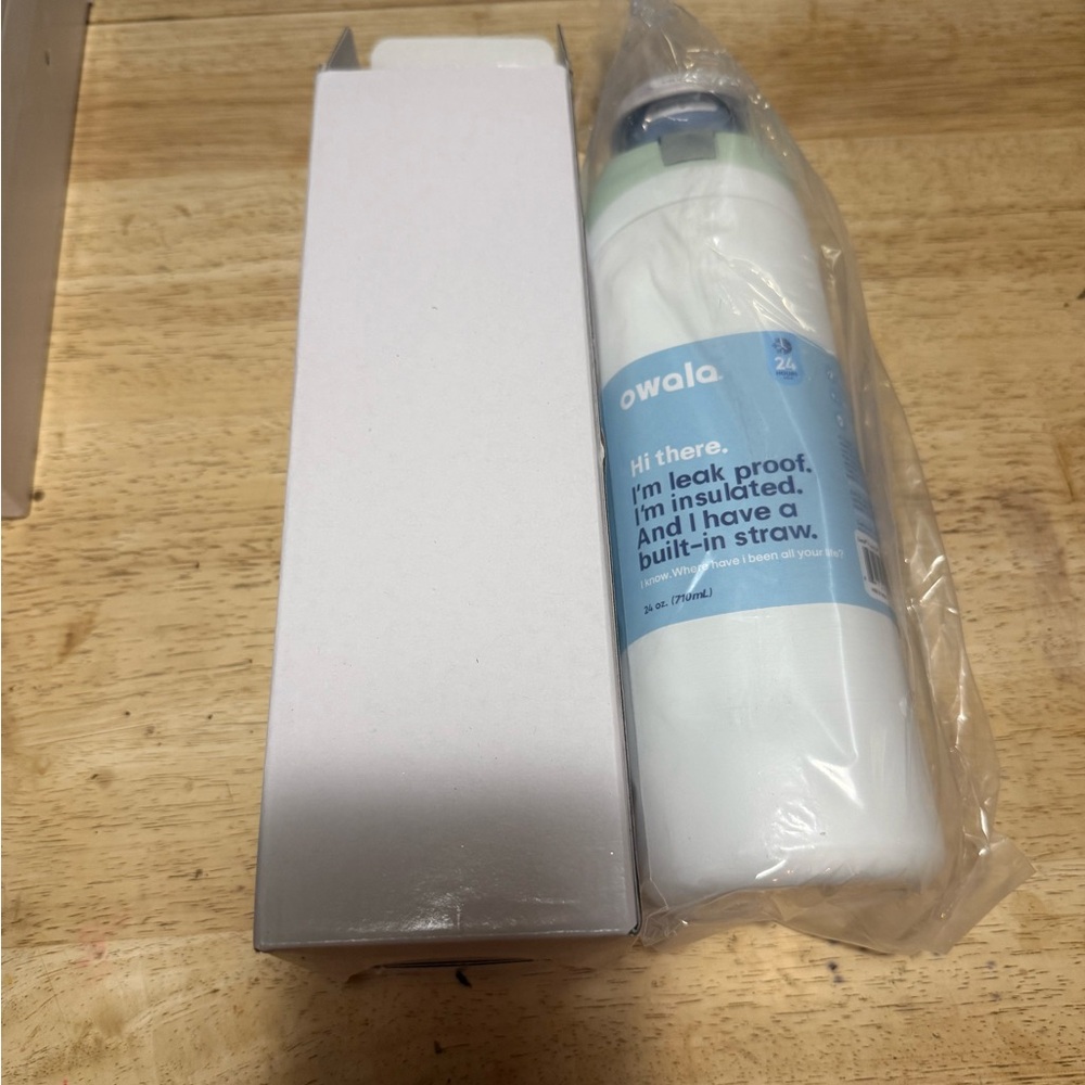 Owala Freesip Insulated Water Bottle - White with Mint Accent NIB